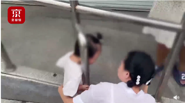 京云<a href=http://www.gj341jr.cn/team/ target=_blank class=infotextkey>律師</a>解讀：兩歲女童被卡護欄，誰該擔責？