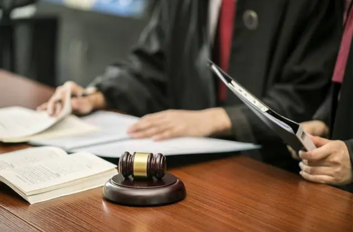 因?yàn)椴辉诠の槐还巨o退！公司稱屬于曠工，法院怎么判？