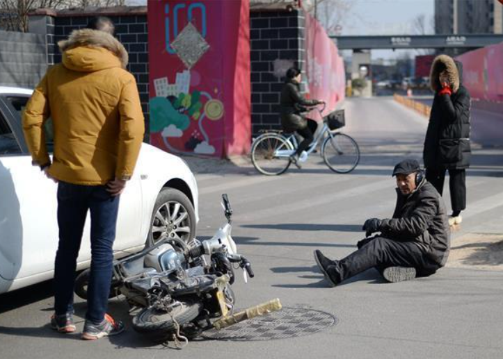 老人騎車(chē)帶娃闖電動(dòng)閘門(mén)被撞，起訴物業(yè)與房產(chǎn)公司索賠